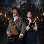 Ein Lord und eine Ermittlerin stehen vor einem Schloss im schottischen Gewitter bei „Mord mit Schuss“.